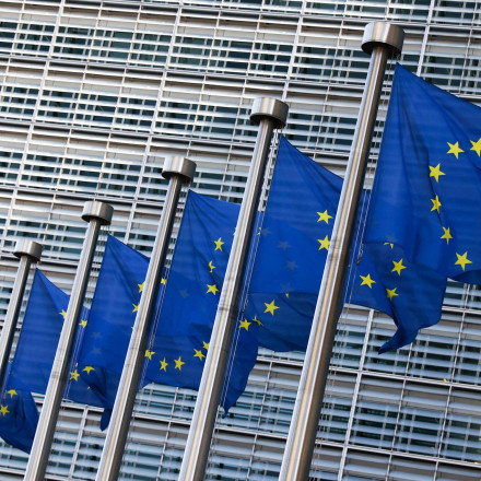 Ευρωβαρόμετρο 2026: Η Ελλάδα αναζητά «ασπίδα» στην ΕΕ – Πρωταθλητές στην ανησυχία, οπαδοί της ενότητας