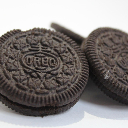 Oreo: Το μυστήριο του ονόματος, η ιστορία και η άνοδος του πιο διάσημου μπισκότου στον κόσμο