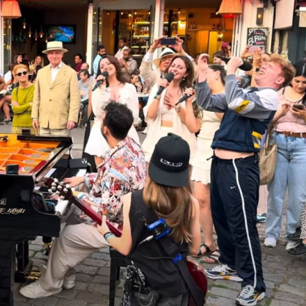 Flash mob στο Παρίσι: 30 καλλιτέχνες αναστάτωσαν την πόλη με το «Bohemian Rhapsody» (βίντεο)