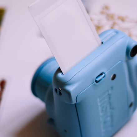 Είναι ρετρό και πιο διάσημες από ποτέ: Οι νεότερες γενιές επιλέγουν φωτογραφικές άμεσης εμφάνισης