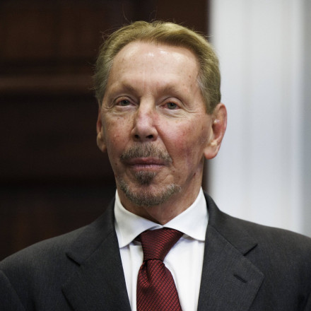 Ποιος είναι ο Λάρι Έλισον που έκλεψε από τον Έλον Μασκ τη θέση του πλουσιότερου ανθρώπου στον κόσμο