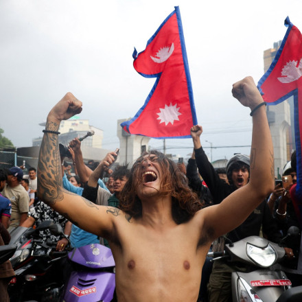 Εικόνες χάους στο Νεπάλ: Γιατί εξεγέρθηκαν οι νέοι - Έκαψαν κυβερνητικά κτίρια και σπίτια υπουργών
