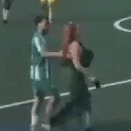 Πρωτοφανές περιστατικό: Οι χειρονομίες γυναίκας αντιπροέδρου στον διαιτητή που έγιναν viral (video)