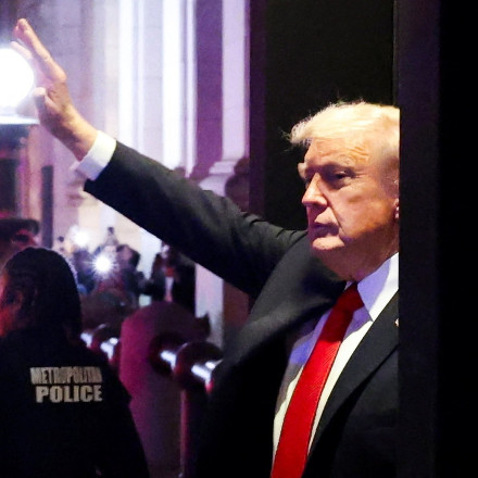 Ακτιβίστριες επιτέθηκαν φραστικά στον Τραμπ μέσα σε εστιατόριο - «Είσαι ο Χίτλερ της εποχής μας»