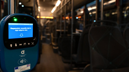 Γιαγιά ξέχασε τσάντα με 30.000€ και χρυσές λίρες στο λεωφορείο 856 - Της την επέστρεψαν