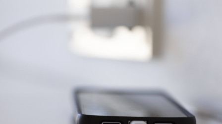 Τρεις οικογένειες στην Αθήνα εξασφαλίζουν δωρεάν ρεύμα για 22 χρόνια