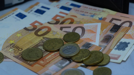 «Ζεστό χρήμα» από τον ΟΠΕΚΑ: Πληρώνονται επιδόματα ύψους 258.869.403 ευρώ
