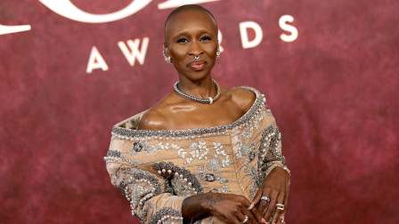 Σίνθια Ερίβο: Η πρωταγωνίστρια του «Wicked» ποζάρει topless και δηλώνει ''Νιώθω ο εαυτός μου''