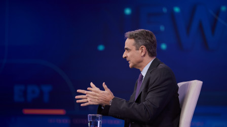 Ο Μητσοτάκης στην ΕΡΤ για τα «μεγάλα» αλλά όλοι περιμένουν τις απαντήσεις για Σαμαρά και Τσίπρα