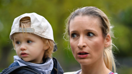 Mom-shaming: Πώς η κριτική μπορεί να πληγώσει μια νέα μητέρα