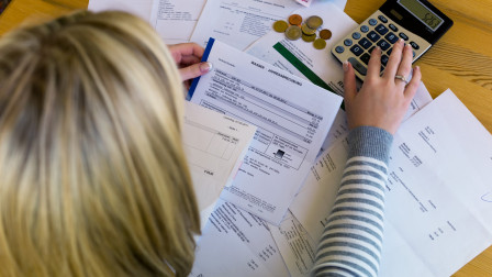 Ξεμπλοκάρουν τα χρέη προς δήμους: Στον εξωδικαστικό και οφειλές με κατασχέσεις