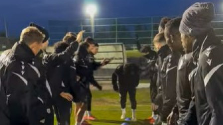 Οι παίκτες του ΠΑΟΚ υποδέχθηκαν τον Ζαφείρη με χαμόγελα και... σφαλιάρες (video)