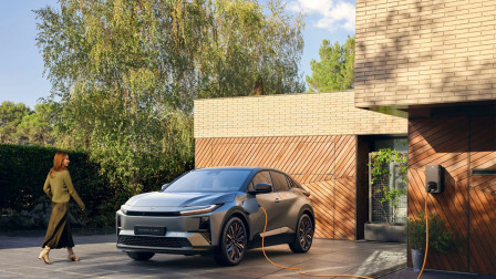 Το ηλεκτρικό Toyota C-HR+ στην Ελλάδα και το Golden Hall