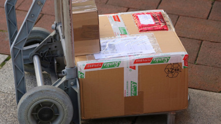 Δέματα μπλοκαρισμένα σε δρόμους και τελωνεία: Γιορτές και μπλόκα τινάζουν τις παραδόσεις στον αέρα