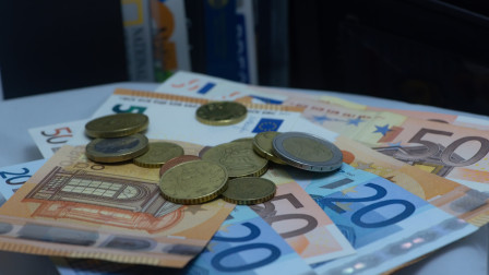Από τα 150 ευρώ για κάθε παιδί έως τις 72 δόσεις: Τα 7 μέτρα για νοικοκυριά και οφειλέτες