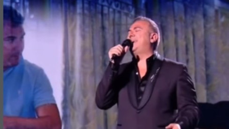 Η στιγμή που ο Αντώνης Ρέμος κάνει έκπληξη στον Νίκο Αλιάγα σε εκπομπή στη γαλλική τηλεόραση