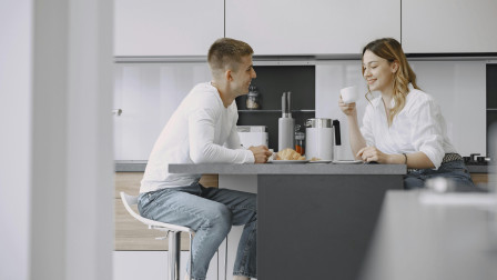 Όταν ο χρόνος λείπει από τη σχέση: Οι μικρές επιλογές που κρατούν την αγάπη ζωντανή