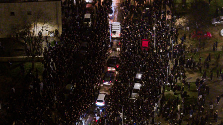 Ανατριχιαστικές στιγμές στην Τούμπα: Πλήθος κόσμου αποχαιρετά τους 7 αδικοχαμένους οπαδούς του ΠΑΟΚ