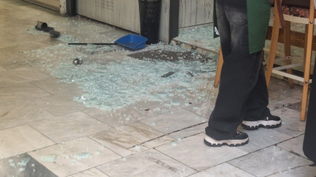 Λάρισα: Κλέφτες έσπασαν τζαμαρία μέρα μεσημέρι στο κέντρο της πόλης