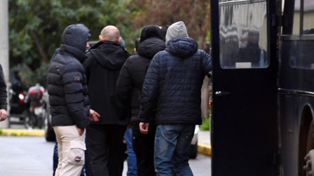 «Κύκλωμα Πούτιν» με λαθραία τσιγάρα: Δεσμεύτηκαν μεζονέτες, Πόρσε, πολυτελή σκάφη και ένα ξενοδοχείο