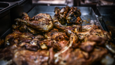 Τσικνοπέμπτη 2026: Ταβέρνα, σπίτι ή delivery; Crash test γεύσης και τιμής