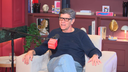 Γιάννης Μπέζος: «Η ελληνική τηλεόραση είναι μια τρομερή κλειδαρότρυπα και ψευτοχαρούμενη χωρίς λόγο»