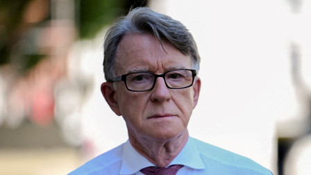 Πολιτικός σεισμός στη Βρετανία και έφοδος στα σπίτια του Μάντελσον για την υπόθεση Έπσταϊν