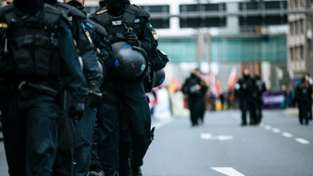 Υπόθεση Έπσταϊν: «Έφοδος» σε σπίτια στη Βρετανία στο πλαίσιο ερευνών για Μάντελσον