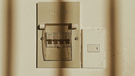 Η ωρολογιακή βόμβα των παλιών εγκαταστάσεων και κτηρίων: 4.500 ηλεκτρικές πυρκαγιές τον χρόνο