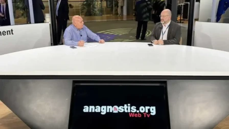 «Τρέχουμε σαν τις κότες χωρίς κεφάλι»: Ο Σάκης Αρναούτογλου μιλά έξω από τα δόντια