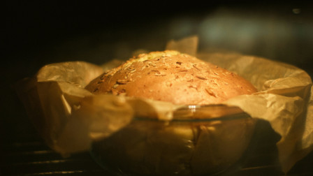 Το κόλπο των σεφ με τη λαδόκολλα: Γιατί τη βρέχουν πριν τη βάλουν στο ταψί