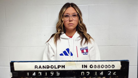 ΗΠΑ: Γραμματέας σχολείου κατηγορείται για σεξουαλικές σχέσεις με μαθητές- Την «έπιασε» ο σύζυγός της