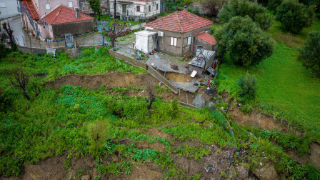 Απίστευτες εικόνες από το Μαζαράκι Ηλείας: Υποχωρεί η πλαγιά - Εγκαταλείπουν το χωριό οι κάτοικοι