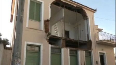 Κακοκαιρία: Κατέρρευσε τοίχος κατοικημένου σπιτιού στη Μεσσήνη από τη νεροποντή - Βίντεο ντοκουμέντο