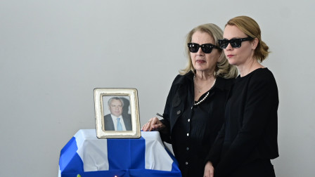 Κηδεία Παπαληγούρα: Συντετριμμένη η κόρη του - Ποιοι έδωσαν το παρών στο τελευταίο «αντίο»