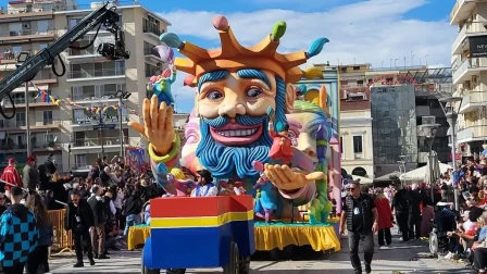 Χρώματα, κέφι και φαντασμαγορικές εικόνες στην Πάτρα: Δείτε live τη μεγάλη καρναβαλική παρέλαση