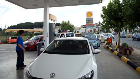 Πόλεμος στη Μέση Ανατολή: Σχέδια για μέτρα στήριξης νοικοκυριών με fuel pass και επιδότηση στο ρεύμα