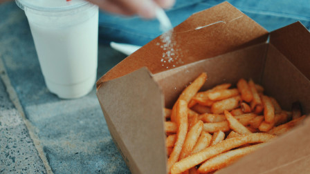 Αν βάζεις πολύ αλάτι στο φαγητό κινδυνεύεις με κατάθλιψη, λέει μελέτη