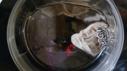 Σκόνη ή υγρό απορρυπαντικό; Η επιλογή που προστατεύει ρούχα και πλυντήριο