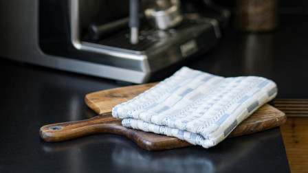 Το έξυπνο τρικ για καθαρές και απολυμασμένες πετσέτες κουζίνας