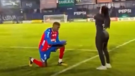 Η... ανατροπή του αιώνα: Της έκανε πρόταση γάμου στο γήπεδο και χώρισαν τρεις μέρες μετά