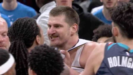 Τρομερό σκηνικό στο NBA: Ο Γιόκιτς πιάστηκε στα χέρια με τον Ντορτ που τον πέταξε στο παρκέ (video)