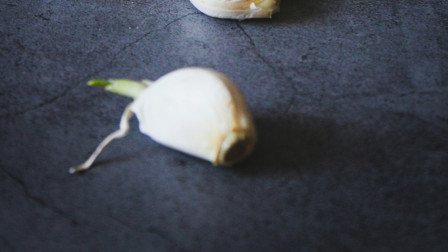 Τρώγεται το σκόρδο όταν έχει βγάλει φύτρα; Τι εξηγεί επαγγελματίας σεφ