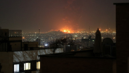 Νέο κύμα επιθέσεων στην Τεχεράνη, βομβαρδισμός διυλιστηρίου - Απαντά το Ιράν