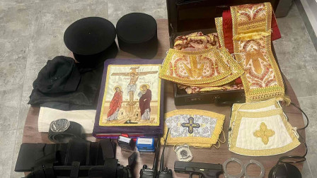 Ιωάννινα: Όπλα, χειροπέδες και… ράσα βρέθηκαν σε σπίτι απατεώνα που παρίστανε τον ιερομόναχο