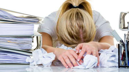 8 στις 10 γυναίκες στην Ελλάδα έχουν βιώσει burnout στη δουλειά - Τι αποκαλύπτει νέα έρευνα