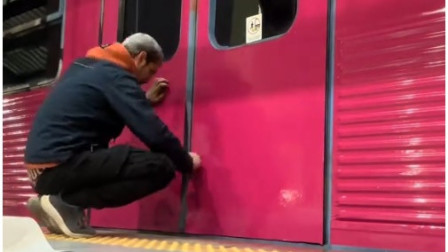 Δείτε σε βίντεο πώς βάφτηκε φούξια το τρένο που έγινε viral