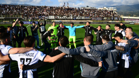 Super League 2: Η Καλαμάτα κέρδισε τον Ολυμπιακό Β' και έκανε φιέστα ανόδου (vids)