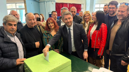 ΠΑΣΟΚ: Σε εξέλιξη η εκλογή συνέδρων - Ψήφισαν Ανδρουλάκης, Δούκας και Διαμαντοπούλου