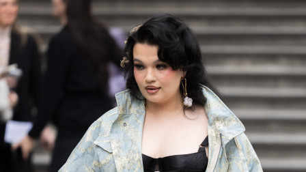 Lola Young: Μιλά για πρώτη φορά μετά την κατάρρευση επί σκηνής «Επέλεξα να πληγώσω τον εαυτό μου»